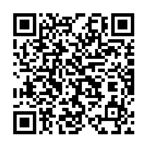 画面上果然有人鬼鬼祟祟的在把报废了的管卡扣上刷漆二维码生成