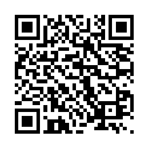 留下一脸无辜的潘欣雨在门外自言自语着二维码生成