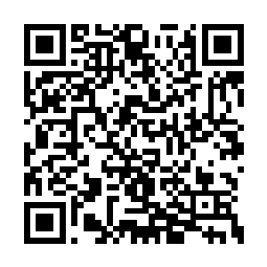 留下漫天的月华照耀在卓立船尾的轩辕诗画身上二维码生成