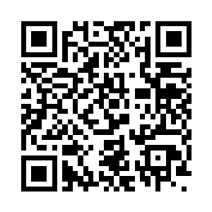 白兰护着妮娜的眼睛给她冲去了一身的泡沫二维码生成