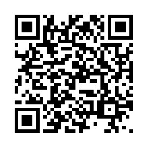 白帝家族的飞舟正在山脉中高速飞行二维码生成