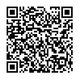 白振东还看见杜玉婷掏出手机对着离去的朱丹和西服男不停地拍照二维码生成