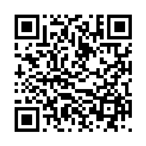 白爱国媳妇走过去抱着白爱月的肩膀二维码生成