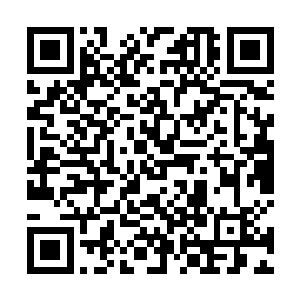 白腻光洁的一抹胸肌从颈项下警服衣领交合处透露出来二维码生成