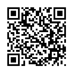 白色轻卡飞驰在通往皇家医院的公路上二维码生成