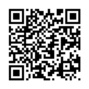 白虎台附近情愿的民众看着飞起的飞艇二维码生成