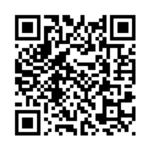 白衣女子扭头不满的看着壮硕男子二维码生成