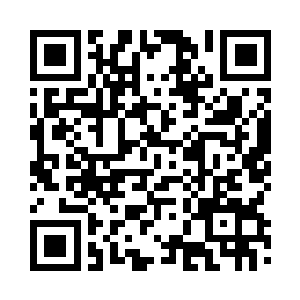 白袍的卡号在他身后的屏幕上显示了二维码生成