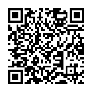 白银秘藏的盾牌和水晶球就漂浮在他身后的虚空之中二维码生成