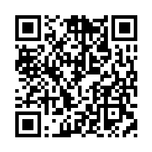 盖上薄毯就躺在床上做出睡觉的姿态二维码生成