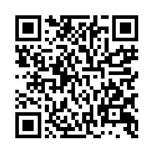 盘坐的腿上放着一根用上好的沉香木做的手柄二维码生成