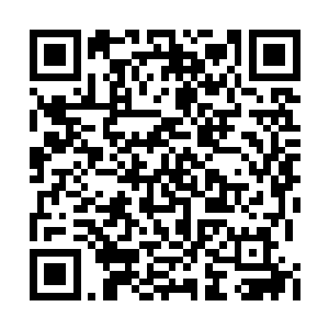 盘旋在他头顶的那个长条形木盒也化作一束白光二维码生成