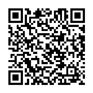 盘腿坐在床上的女人听到男人提供的信息后大吃一惊二维码生成