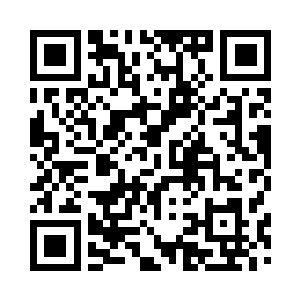 目光有些紧张地注视着右手中的气罩二维码生成