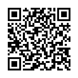 目光望着前面的一个身穿一套传统的华夏唐装二维码生成