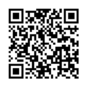 目光淡然的看着挡住自己去路的中年男子二维码生成