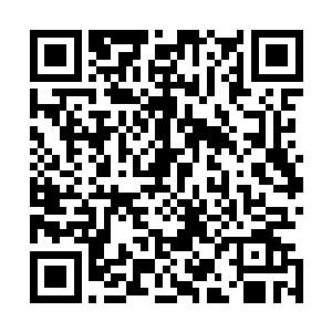 目光第一时间看到摔落在一块山石上的一位年轻男子的身上二维码生成