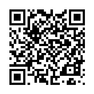 盯着对方胸口位置的一个玉石挂坠二维码生成