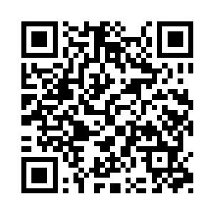直接将腿上被勾破的丝袜一点一点的脱了下来二维码生成