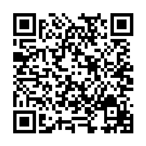 直接抬起双手将固定在头发上的银色发钗取了下来二维码生成