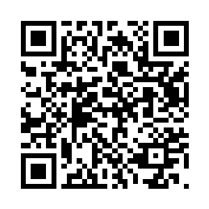 相当警惕的把手指放在步枪扳机圈上二维码生成