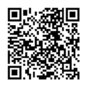 相拥在一起的两个人似乎都不愿意打破这种美妙的静谧二维码生成