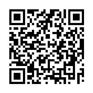 看上去五十多岁的老者正在直直的打量自己二维码生成