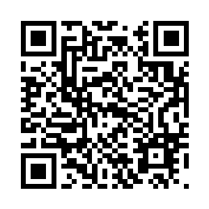 看上去就像是在接收臣民的供奉一样二维码生成