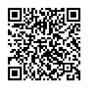 看到了云翎萱身边有个戴了面具却一身贵气的男人跟在她的旁边二维码生成