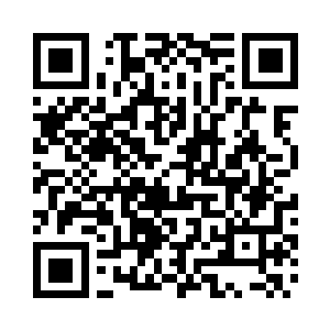 看到伙计要把钱交给那个笑呵呵的壮硕少年二维码生成