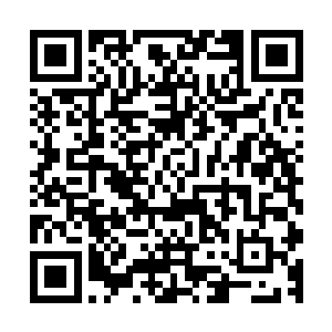 看到几个年轻背影正对着屋外的一对耳窝露透风水石指指点点二维码生成