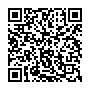 看到姐妹们暧昧的目光上下打量了下自己的衣物二维码生成