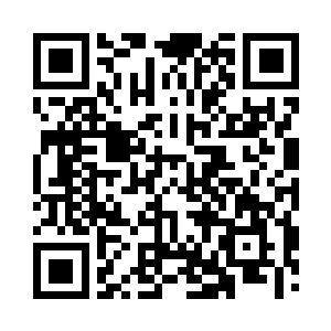 看到宝宝正拿着一本书坐在小书桌前写着画着二维码生成