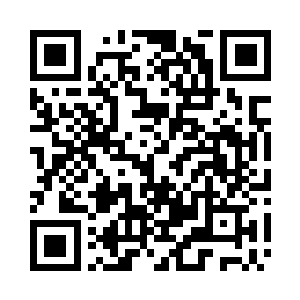 看到有一个女人正坐在窗台前的藤椅上看书二维码生成