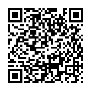 看到有两个鬼鬼祟祟的男人在人群后面躲躲藏藏的二维码生成