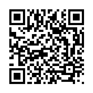 看到秦洛傻乎乎的站在学校门口等车二维码生成