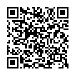 看到老板手里的手铐就知道这肯定是警察抓人了二维码生成