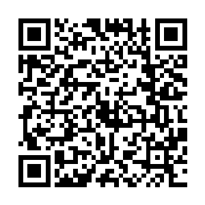 看到这男生很自然握住了身旁漂亮女生的手……这种情况下二维码生成