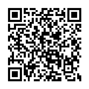 看到远处有一位身穿警服的女人正朝着这边走来二维码生成