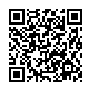 看南南熟练的抡着小拳头敲在自己的肩背上二维码生成