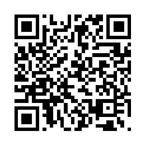 看安优的袜子上面竟然是叮当猫图案二维码生成