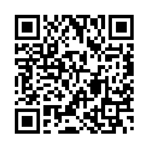 看着低下头微蹙眉头给他洗脚的美女警花二维码生成