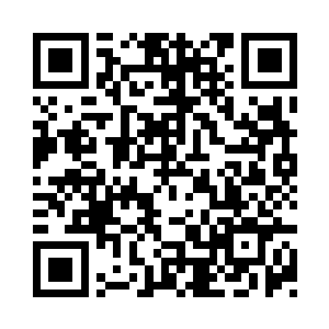 看着倚在另一个男人怀抱的娇小身影二维码生成