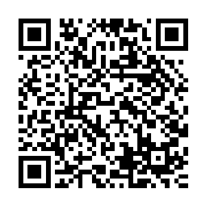 看着打开的浴室大门内一个男人抱着身体任由浴霸里的水冲洗二维码生成