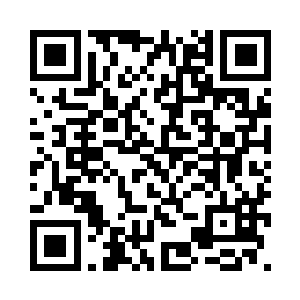 看着把头枕在自己的双腿上的女子二维码生成