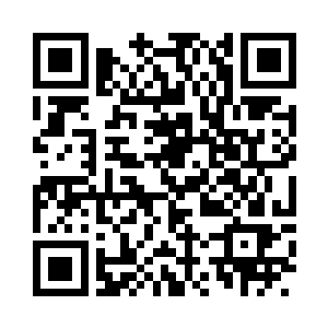 看着救生艇上的人正在把落水的船员一一救起二维码生成