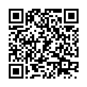 看着林小乖一脸认真地给自己梳头发二维码生成