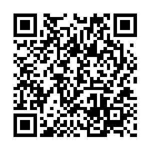 看着突然出现在自己这间狭小房间内的空间之门二维码生成