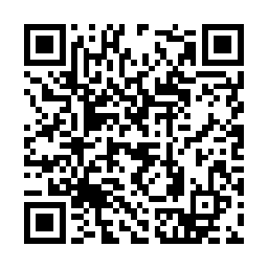 看着负责照相的关岳和几个摄影师十分别扭的表情二维码生成