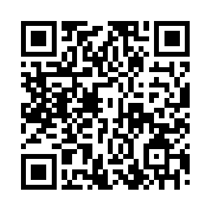 看着蹲在门口的婆婆在给她垫着两副鞋垫儿二维码生成